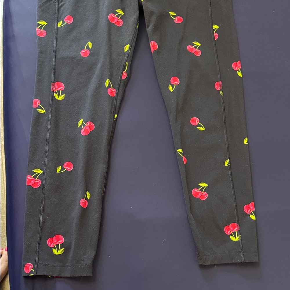 PINK Victoria’s Secret Ultimate Black Cherry Print 7/8 Leggings Size Large - Picture 9 of 10
